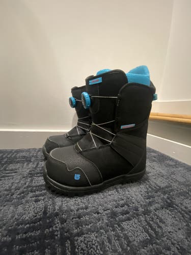 Kids burton snowboard boots size 7