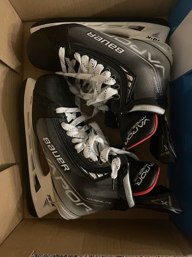 Senior Bauer Regular Width  Size 10.5 Vapor Hyperlite Hockey Skates