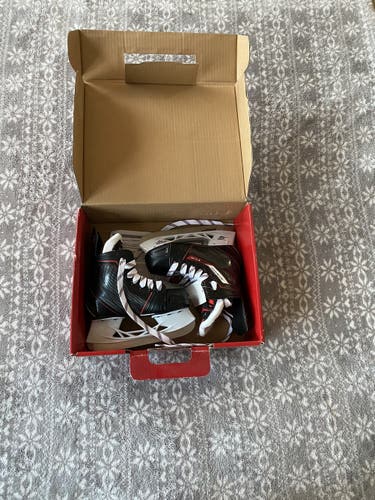 Youth CCM Regular Width  Size 10.5 Jetspeed Yt Hockey Skates