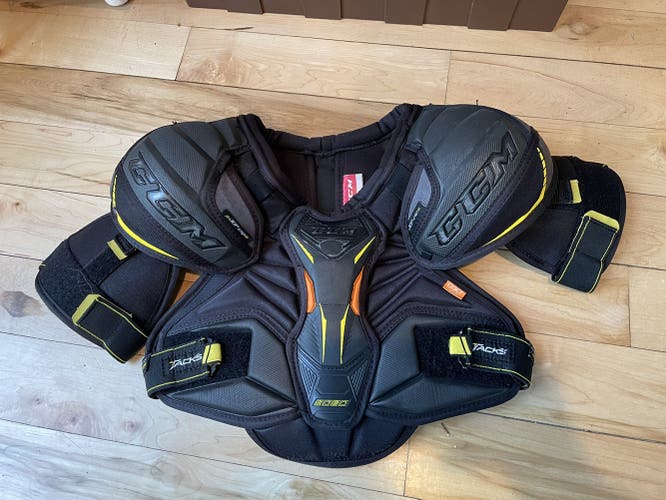 Junior Large CCM Tacks 9080 Shoulder Pads