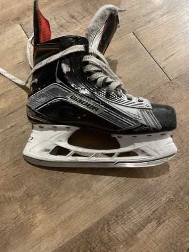 Junior Bauer Regular Width  Size 5 Vapor 1X Hockey Skates