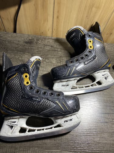 Youth Bauer Regular Width  Size 12.5 Supreme One.9 Hockey Skates