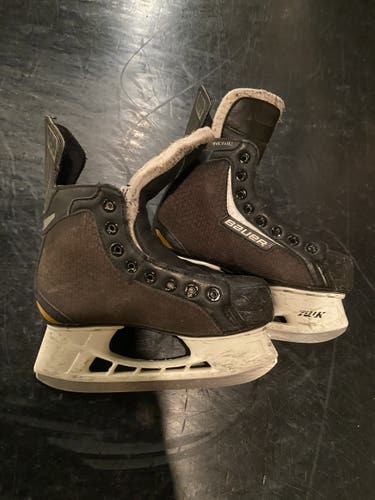 Youth Bauer Regular Width  Size 1 Supreme One.9 Hockey Skates
