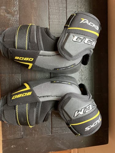 Used Small CCM Tacks 9080 Elbow Pads