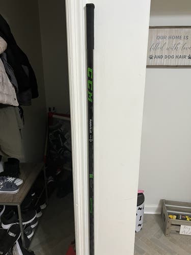 Senior Right Handed Mid Pattern Ribcor Trigger 5 Pro Hockey Stick
