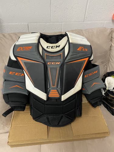 AMAZING SHAPE Medium CCM  Extreme Flex Shield E2.9 Goalie Chest Protector