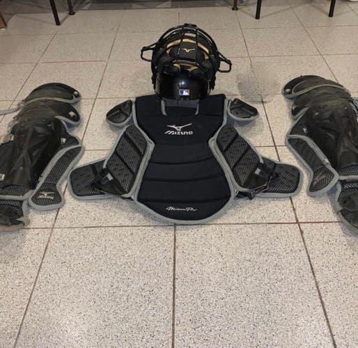 Mizuno Pro Limited Catchers Gear