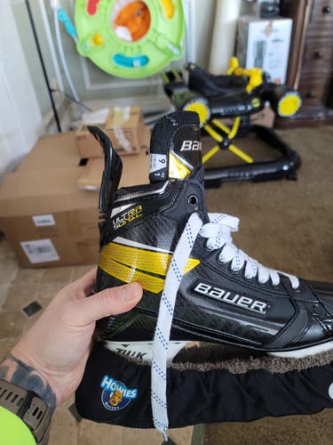 Hockey Skates Senior New Bauer Supreme UltraSonic Regular Width Pro Stock Size 9