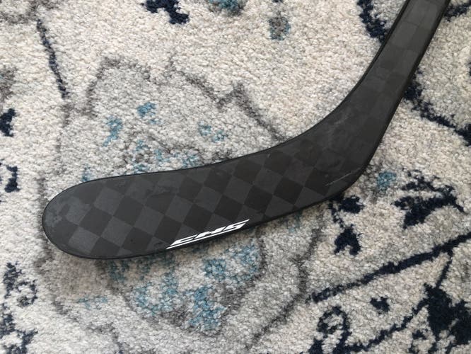 Hockey Stick Senior Used Right Handed Custom Pro Toe Pattern Pro Stock 75 Flex Low Kick 370 g 18k