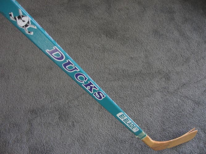 RARE! Vintage Junior Right Handed MIGHTY DUCKS "Bi Blade" BB 5210 Ultra Pro Jr. Mid Pattern