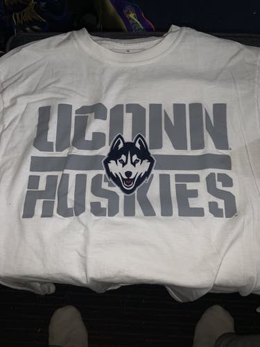 UConn huskies long sleeve shirt M