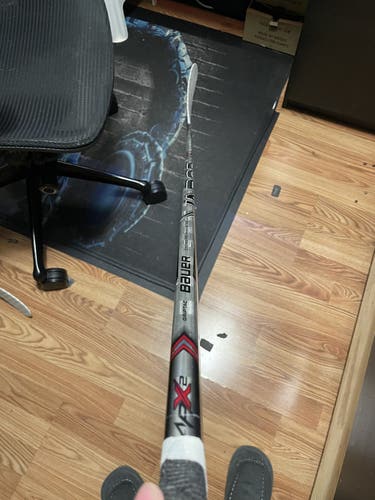 Intermediate Left Hand Mid Pattern Vapor APX2 Hockey Stick