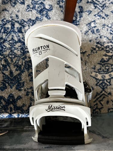 Used Medium Burton MISSION Re:flex Snowboard Bindings