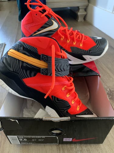 Nike LeBron Zoom Soldier VIII Size 9.5 Basketball Shoes