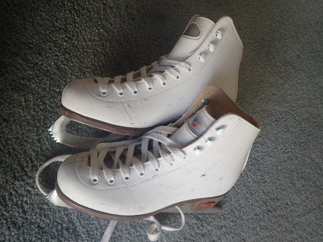 Pre Owned RIEDELL Figure Skates SIZE 3