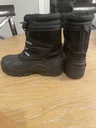 Black Boots Youth Used Unisex Size 4.0 (Women's 5.0)