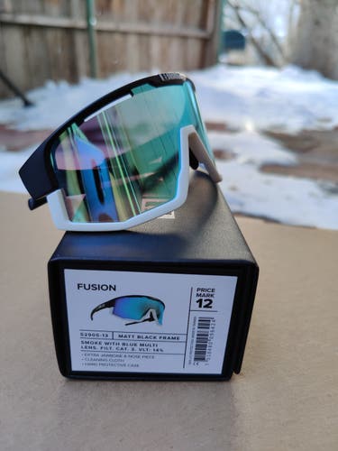 Bliz Fusion, Matt black w white jawbone, Smoke w Blue multi Lens