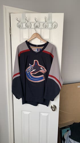 Vintage Vancouver Canucks Jersey- Medium