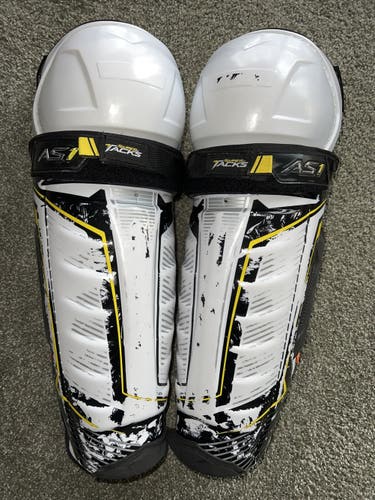Senior CCM Super Tacks AS1 Shin Pads