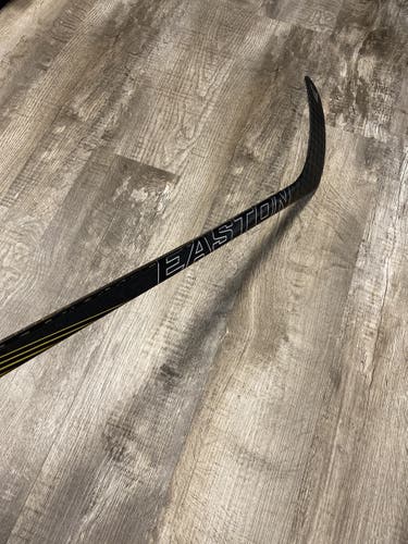 Senior Right Handed Mid Pattern  Stealth CX Hockey Stick