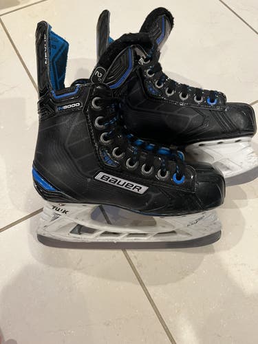 Junior Bauer Extra Wide Width  Size 2 Nexus 8000 Hockey Skates