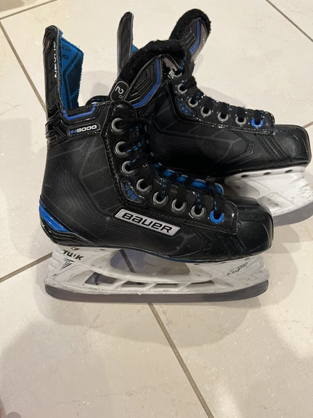 Junior Bauer Extra Wide Width Size 2 Nexus 8000 Hockey Skates