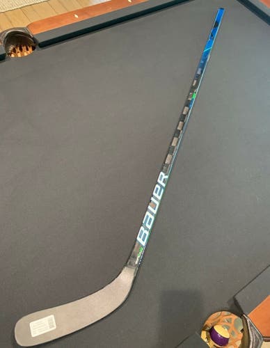Hockey Stick New Intermediate Bauer Right Handed Nexus Geo