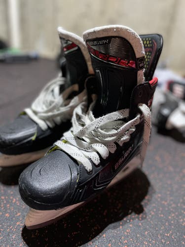 Senior Bauer Regular Width  Size 9.5 Vapor 2X Hockey Skates