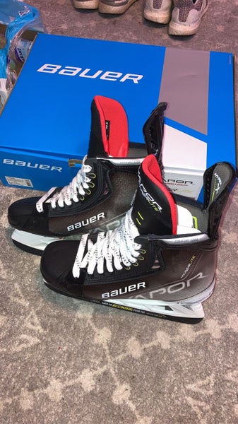 Hockey Skates Senior New Bauer Vapor Hyperlite Regular Width Size 8