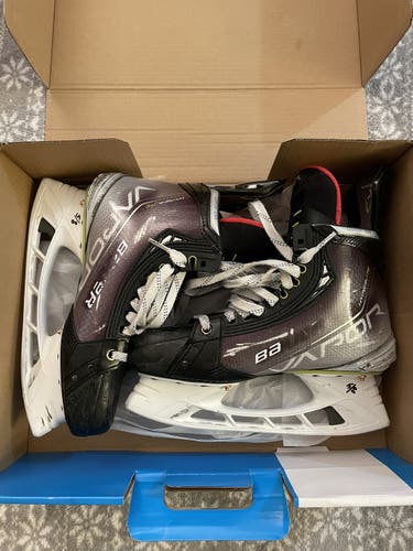 Senior Bauer  Size 8.5 Vapor Hyperlite Hockey Skates