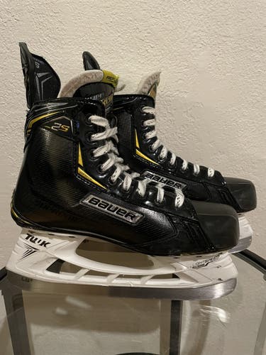 Senior Bauer Regular Width  Size 7.5 Supreme 2S Hockey Skates