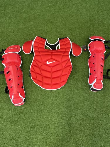 Nike adult red catchers new adult