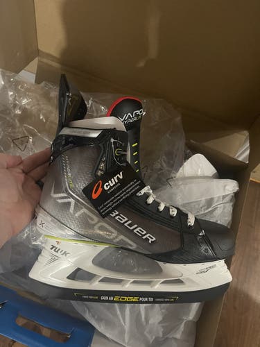 Senior Bauer Size 10 Vapor Hyperlite Hockey Skates With Carbonlite Blades