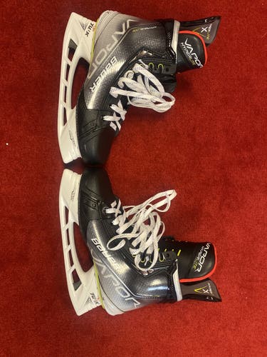 Senior Bauer  Size 9 Vapor Hyperlite Hockey Skates