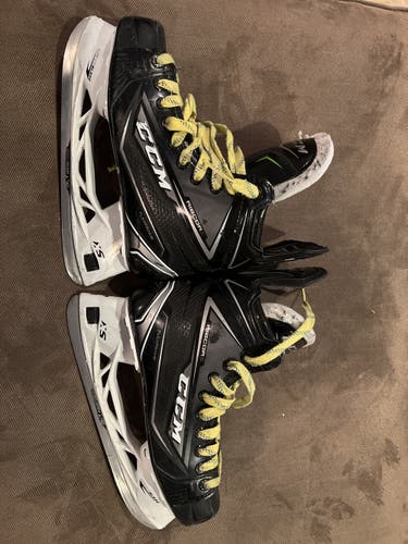 Junior CCM Regular Width Size 5 RibCor 78K Hockey Skates