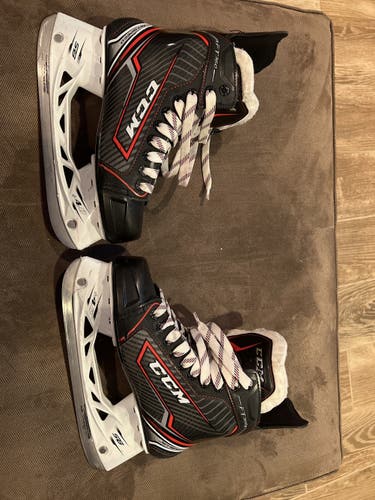 Junior CCM Regular Width Size 6.5 JetSpeed FT360 Hockey Skates