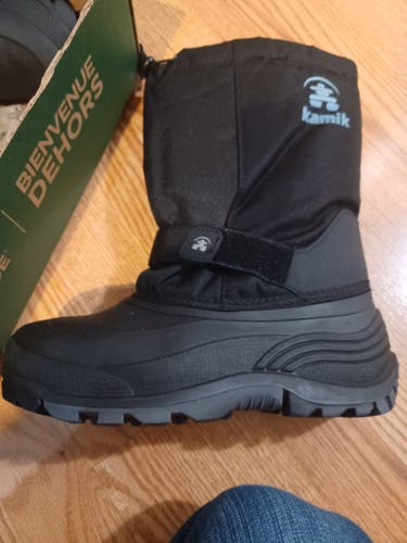 New Kamik snow boots size 7