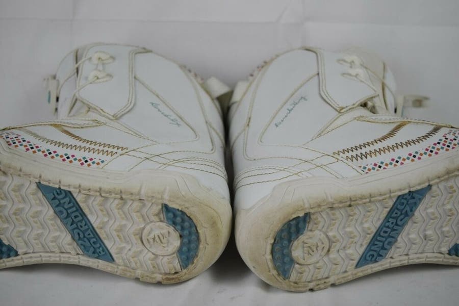 K2 ピュアホワイト スノーボードブーツ　22cmレディース K2 PLUSH SNOWBOARD BOOTS WOMEN SIZE 7 | SidelineSwap | Buy and