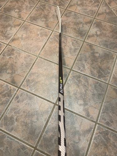 Senior Right Handed Mid Pattern  Alpha LX Pro Hockey Stick