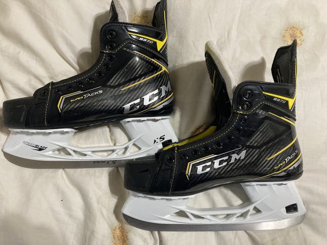 Senior CCM Regular Width Size 8 Super Tacks 9370 Hockey Skates