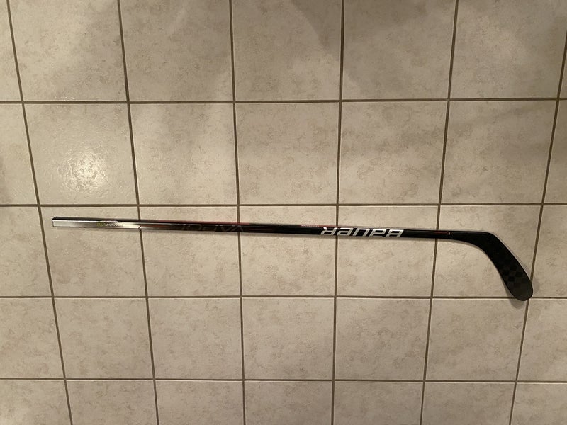 Senior Right Handed Vapor Hyperlite Hockey Stick P28 77 flex
