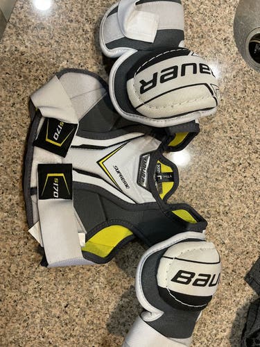 Youth Large Bauer  Supreme S170 Shoulder Pads