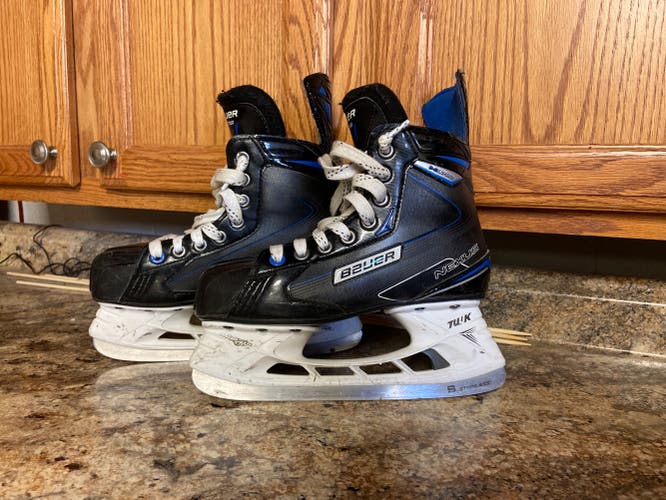 Junior Bauer Regular Width  Size 4 Nexus N2700 Hockey Skates