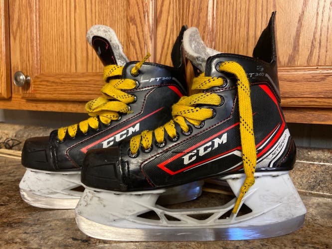 Junior CCM Regular Width  Size 5 JetSpeed FT340 Hockey Skates