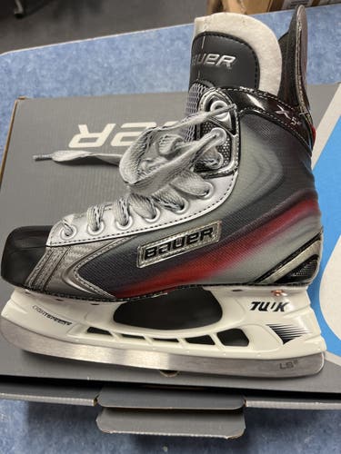 Junior Bauer Regular Width  Size 4 Vapor X 5.0 Hockey Skates