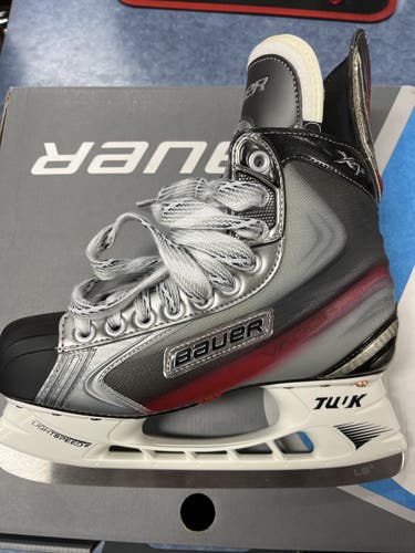 Senior Bauer Regular Width  Size 6 Vapor X7.0 Hockey Skates
