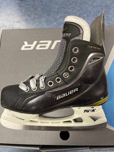 Junior Bauer Regular Width  Size 3 Supreme ONE80 Hockey Skates