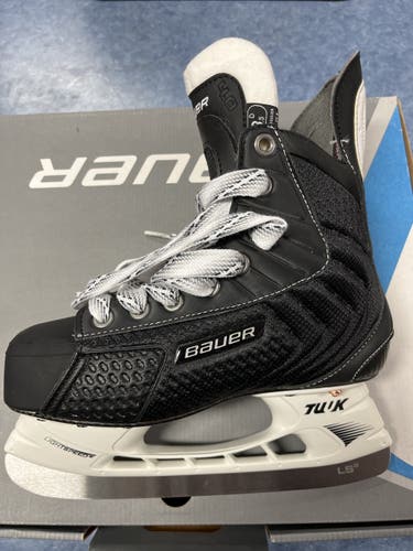 Junior Bauer Regular Width  Size 3.5 Flexlite 4.0 Hockey Skates