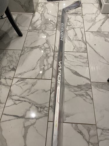 P28 77 Flex Senior Right Handed  Vapor Hyperlite Hockey Stick