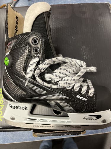 Senior Reebok Regular Width  Size 6 20k Hockey Skates
